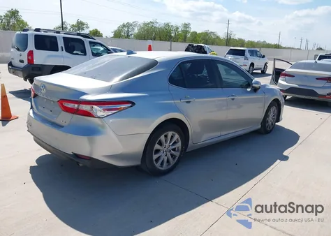 2020 Toyota Camry Le z USA, uszkodzony, nr VIN 4T1C11AK4LU400068